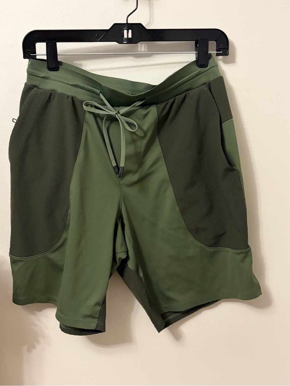 lululemon athletica Men's Two-Tone Olive Athletic Shorts